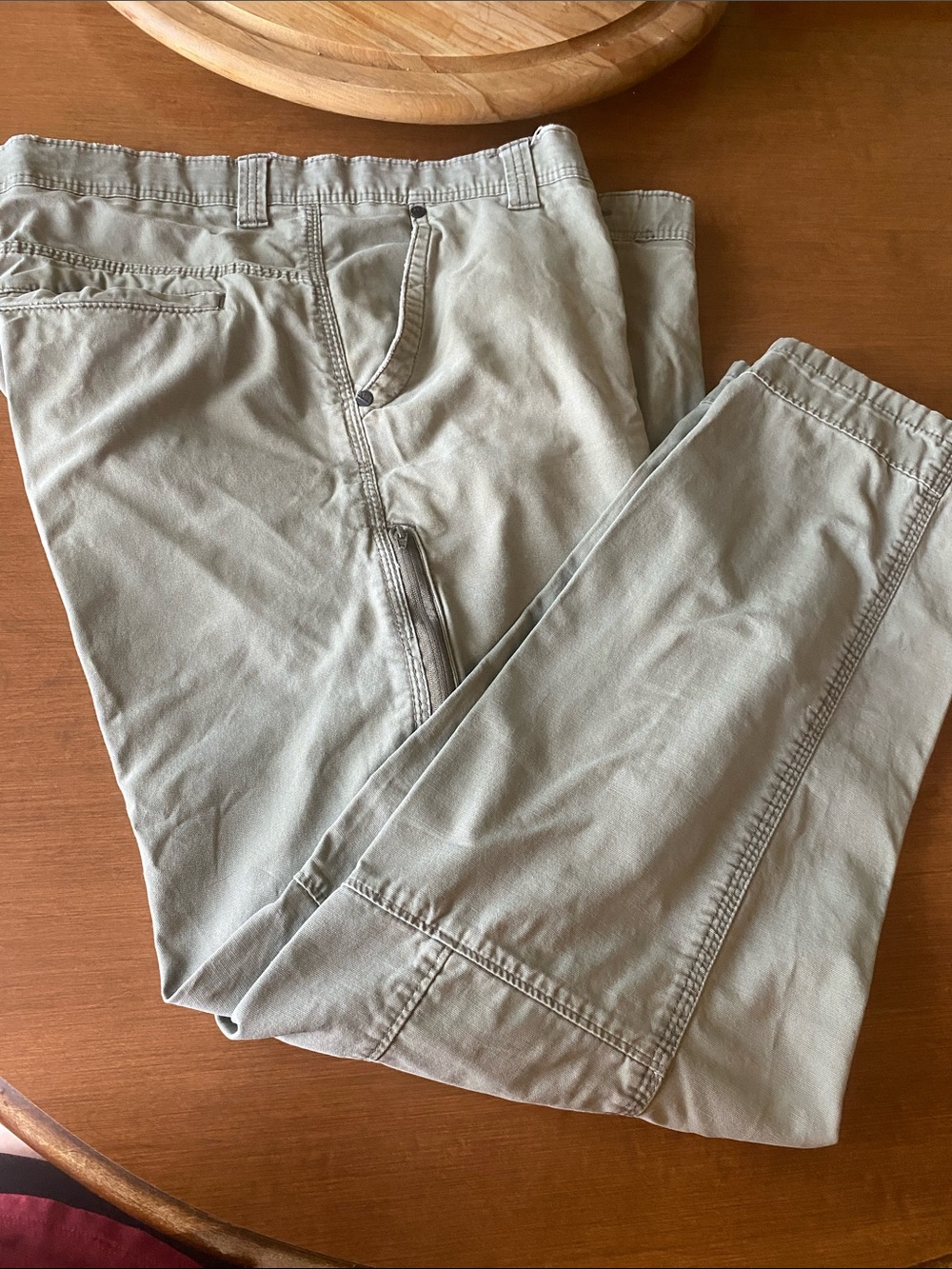 Wrangler Men’s Hiking Lightwt vertical zippered utility pocket on the thigh 836
